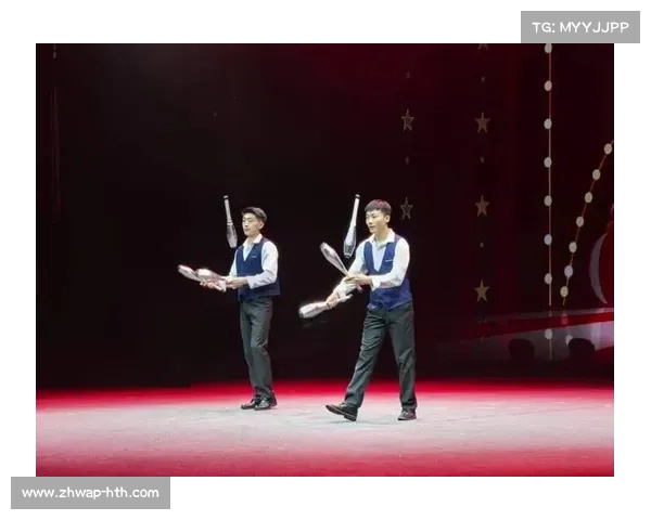 冬泳选手赛前热身舞狮表演杂技元素，演员带时差坚持排练